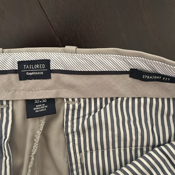 Men’s Gap Khakis - Picture 2 of 4